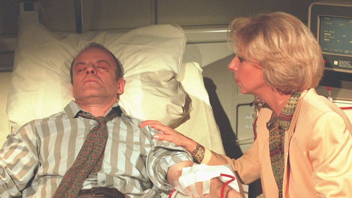 Berta (Ute Mora) hofft, dass Hajo (Knut Hinz) bald wieder gesund werden wird.