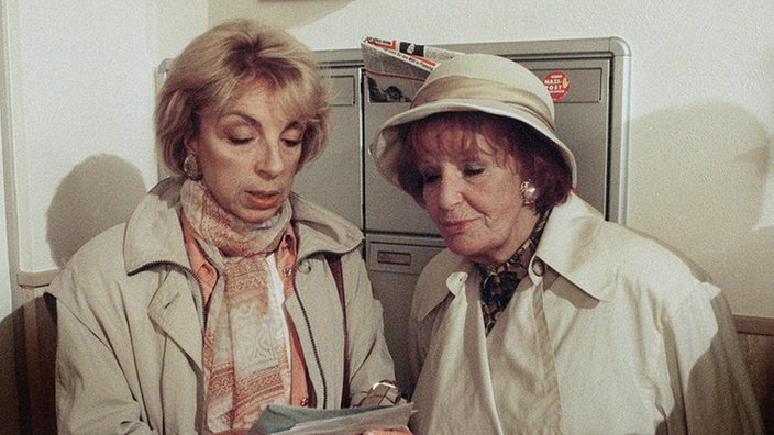 Berta (Ute Mora, links) will mit Amélie (Anna Teluren) über ihre Steuerprobleme sprechen, doch diese ist mit ihren Gedanken ganz woanders.
