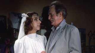 Berta (Ute Mora) möchte Gottlieb (Fritz Bachschmidt) ganz in Weiß heiraten - schließlich ist sie noch Jungfrau!