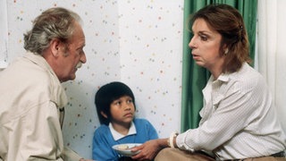 Berta (Ute Mora) und Gottlieb Griese (Fritz Bachschmidt, links) sind ratlos: Manoel (Marcel Komissin) will einfach nichts essen.