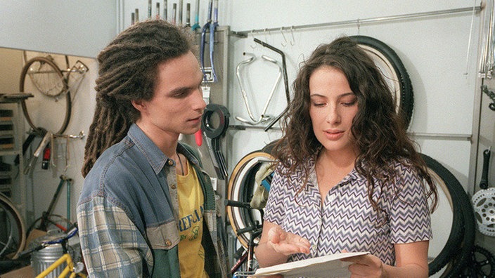 Betrübt liest Dani (Clelia Sarto), wo Momo (Moritz Zielke) studieren soll.