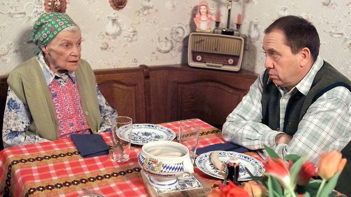 Betrübte Stimmung bei Else (Annemarie Wendl) und Olaf (Franz Rampelmann): Ines hat Olaf vor die Tür gesetzt, und heute muss er seine Sachen aus der Wohnung räumen.
