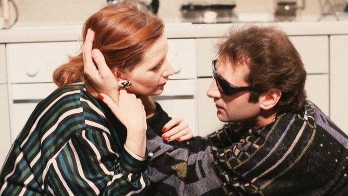 Bianca (Annette Kreft) hat Stefan Nossek (Dietrich Siegl) aus dem Krankenhaus abgeholt.