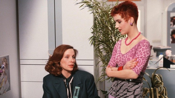 Bianca (Annette Kreft, links) und Beate (Susanne Gannott) richten den Friseursalon her, der bald wieder eröffnet werden soll.