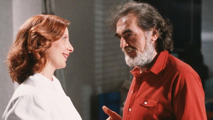 Bianca Guther (Annette Kreft) vermittelt das Atelier an Panaiotis Sarikakis (Kostas Papanastasiou).