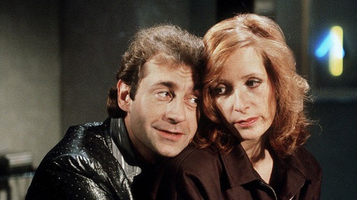 Bianca Guther (Annette Kreft) weiß nicht, ob sie Stefan Nossek (Dietrich Siegl) vertrauen kann.