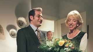 Blumen für die Dame: Dr. Dagdelen beglückt Berta