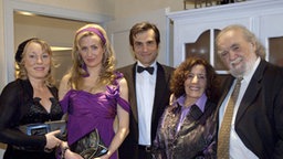 Brautpaar und Brauteltern: Sandra und Vasily im Kreise ihrer Lieben (v.l. Antje Lewald, Jennifer Steffens, Hermes Hodolides, Domna Adamopoulou, Kostas Papanastasiou).