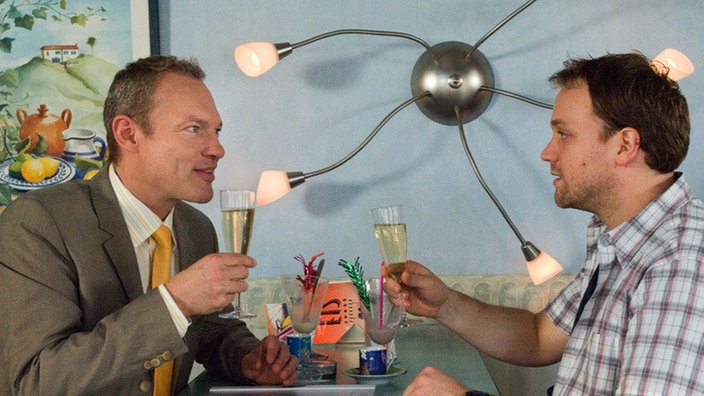 Brenner (Klaus Nierhoff, links) und Klaus (Moritz A. Sachs) stoßen auf die Arbeit am gemeinsamen Videoprojekt an.