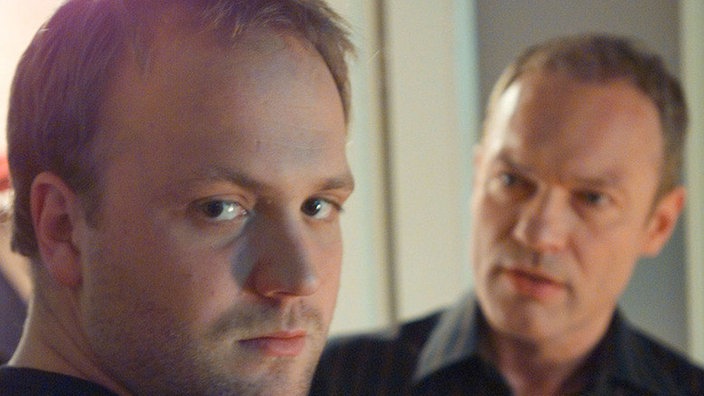 Brenner (Klaus Nierhoff, rechts) verlangt von Klaus (Moritz A. Sachs), dass er zum Treff mit dem Stalker mitkommen darf. Schließlich hätten die beiden noch eine Rechnung offen…