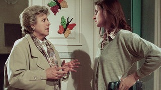 Brühwarm berichtet Helga (Marie-Luise Marjan, links) von der vermeintlichen Liebe, die sich Hans angelacht hat. Anna (Irene Fischer) sieht das Ganze gelassen.
