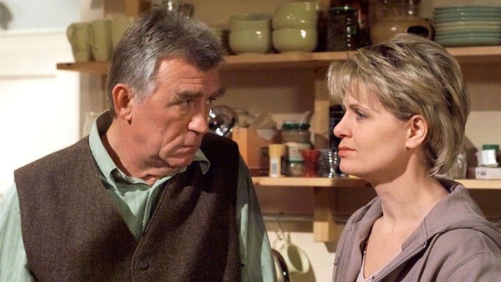 Bruno (Heinz Marecek) erkundigt sich bei Gabi (Andrea Spatzek) nach ihrem Gesundheitszustand.