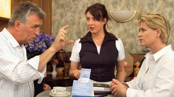 Bruno (Heinz Marecek) erzählt Gabi (Andrea Spatzek, rechts) und Ines (Birgitta Weizenegger) von seinem Job im illegalen Casino. Gabi ist davon alles andere als begeistert.
