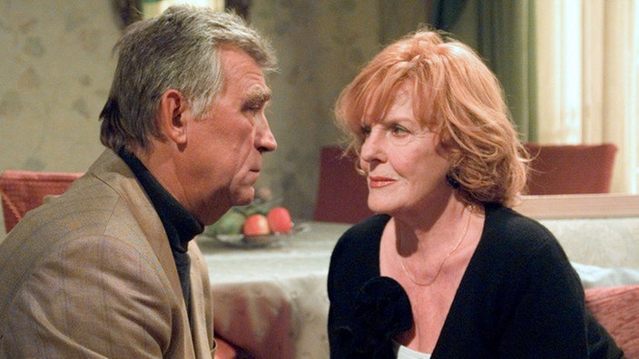 Bruno (Heinz Marecek) fasst sich ein Herz und bittet Isolde (Marianne Rogée) um einen gemeinsamen Neuanfang.