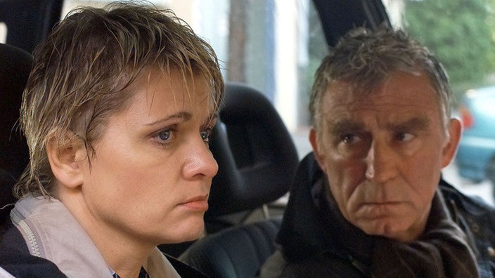 Bruno (Heinz Marecek) ist Gabi (Andrea Spatzek) auf die Spur gekommen und fragt sie nach ihrem Verhältnis zum Postboten aus.