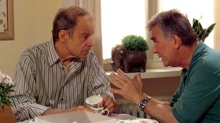 Bruno (Heinz Marecek, rechts) weint sich bei Hajo (Knut Hinz) aus. Isolde ist ohne ihn in die Karibik gedüst.