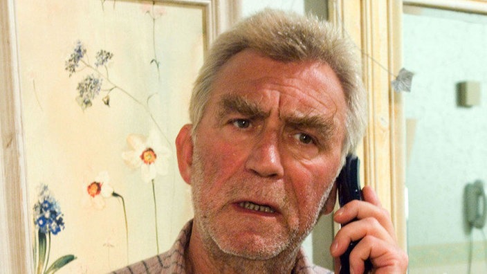 Bruno (Heinz Marecek) wird von der Klinik darüber informiert, dass Isoldes Chemotherapie noch länger dauern wird.