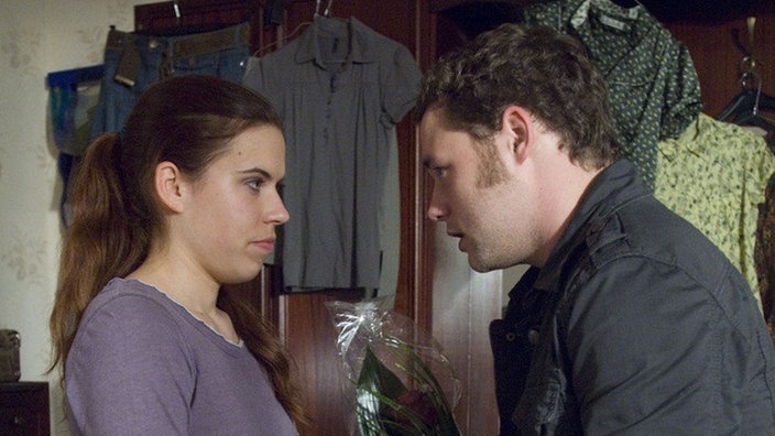 Bruno (Michael Neupert) hat sich immer weniger unter Kontrolle. Wird Sarah (Julia Stark) ihm trotzdem verzeihen?