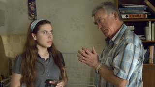 Bruno senior (Heinz Marecek) bittet Sarah (Julia Stark), ihm die Wahrheit über Bruno junior zu erzählen.