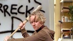 Carmen verliert die Nerven und demoliert die komplette Wohnung.