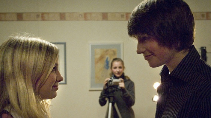 Caro (Cynthia Cosima, Mitte) inszeniert den ersten scheuen Kuss zwischen Lea (Anna Sophia Claus) und Nico (Jeremy Mockridge).
