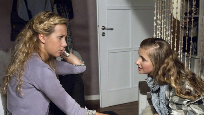 Caro (Cynthia Cosima, rechts) ermutigt Josi (Clara Dolny), sich noch einmal an Alex heranzumachen.