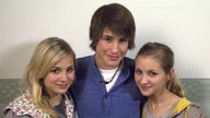 Caro, Lea und Nico stehen im Treppenhaus