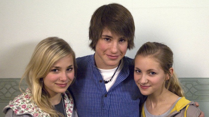 Caro, Lea und Nico stehen im Treppenhaus