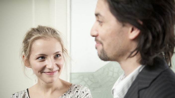 Caro schaut verliebt zu Florin