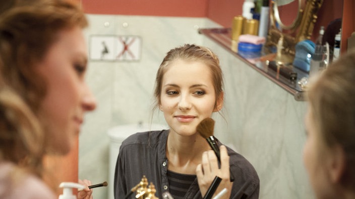 Caro schminkt sich