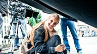 Caro sitzt auf der "Lindenstraße"