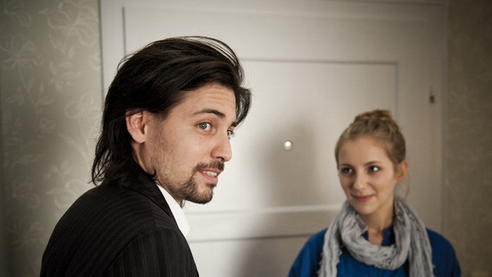 Caro und Florin stehen im im Wohnungsflur