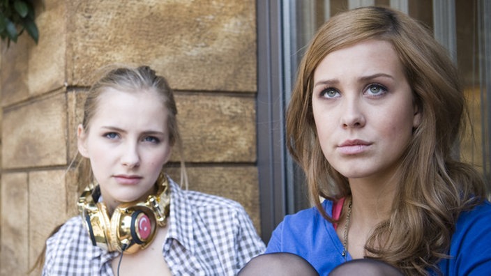 Caro und Josi hocken traurig nebeneinander