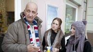 Caro und Josi reden mit Opa Adi vor dem "Träwel und Iwends"