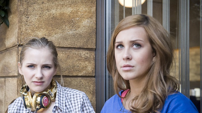 Caro und Josi sitzen vor dem "Café George"