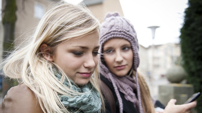 Caro und Lea diskutieren auf der "Lindenstraße"