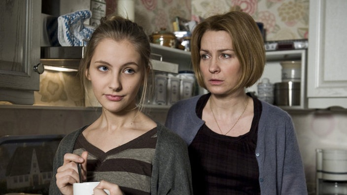 Caro und Maria stehen in der Küche
