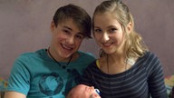 Caro und Nico halten Luki im Arm