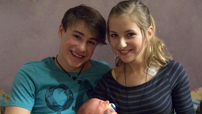 Caro und Nico halten Luki im Arm