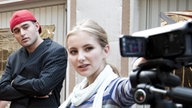 Caro und Orkan stehen im Hinterhof
