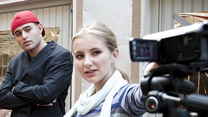 Caro und Orkan stehen im Hinterhof