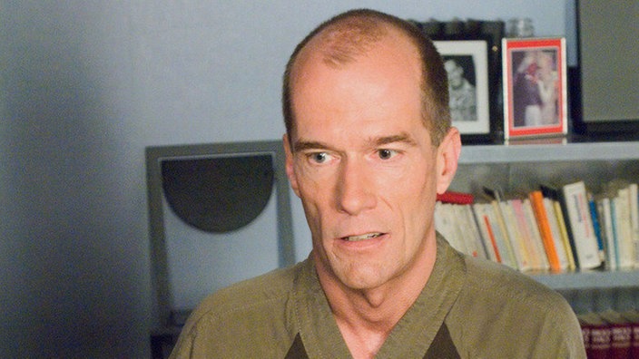 Carsten (Georg Uecker) hat „Käthe“ am Telefon angelogen. Er geht nicht ins Bett, sondern auf die Piste.