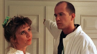 Carsten (Georg Uecker) hat mit Corinna (Petra Vieten) ein Hühnchen zu rupfen.