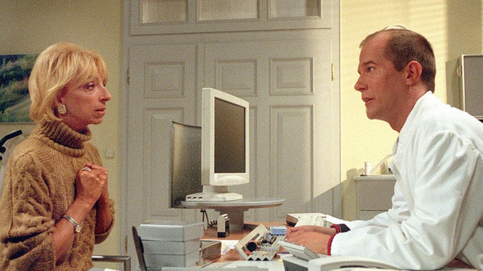 Carsten (Georg Uecker) ist froh, dass Berta (Ute Mora) die Arbeit wieder aufgenommen hat.