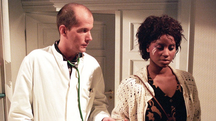 Carsten (Georg Uecker) kümmert sich um Mary (Liz Baffoe).