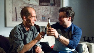 Carsten (Georg Uecker, links) bestärkt Murat (Erkan Gündüz) in seinem Plan, Lisa zu heiraten – auch wenn ihm noch das nötige Kleingeld fehlt.