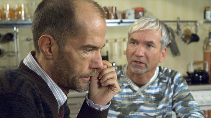 Carsten (Georg Uecker, links) ist nervlich am Ende. „Käthe“ (Claus Vincon) gibt sich alle Mühe, ihm zu helfen – jedoch vergeblich.