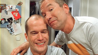 Carsten (Georg Uecker, links) und "Käthe" (Claus Vincon) genießen die Zweisamkeit - und ahnen nicht, dass sie heimlich beobachtet werden.