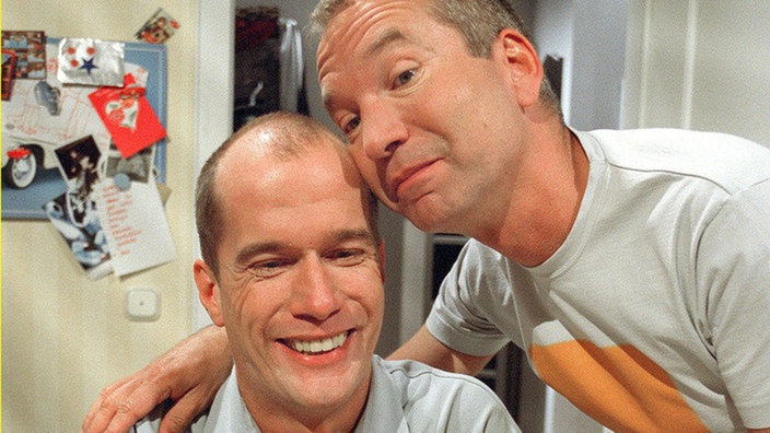 Carsten (Georg Uecker, links) und "Käthe" (Claus Vincon) genießen die Zweisamkeit - und ahnen nicht, dass sie heimlich beobachtet werden.