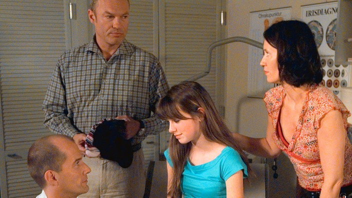 Carsten (Georg Uecker, links) verarztet Irina (Karolin Dubberstein), die einen Reitunfall hatte. Irritation herrscht derweil zwischen Brenner (Klaus Nierhoff) und Urszula (Anna Nowak, rechts).